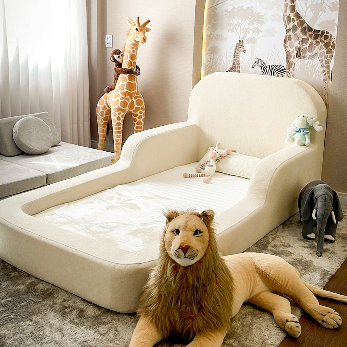 Cama Montessoriana Solteiro na cor Linho em quarto infantil, em foto oficial.